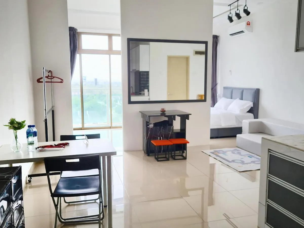 Apartment Stylish Studio at Palazio Taman: City View Balcony & Netflix Johor Bahru
